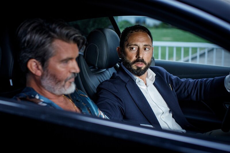 Bjarne (Christian Wennberg) und Peder (Matias Varela, r) haben ein Problem. – Bild: WDR/​FLX and All3Media International