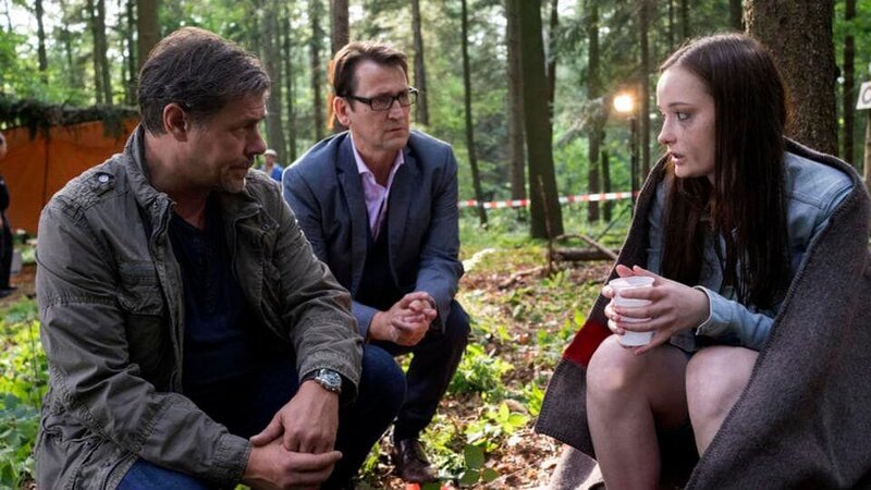 Lars Englen (Ingo Naujoks) und Finn Kiesewetter (Sven Martinek, l.) befragen Paula (Johanna Werner, r.). – Bild: ARD/​Georges Pauly