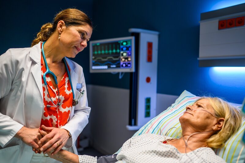 Dr. Nadira Abbas (Yasmina Djaballah, l.) steht am Krankenbett ihrer Mutter Ines (Claudia Rieschel, r.), die ihre OP verweigert. – Bild: Julia Feldhagen /​ ZDF