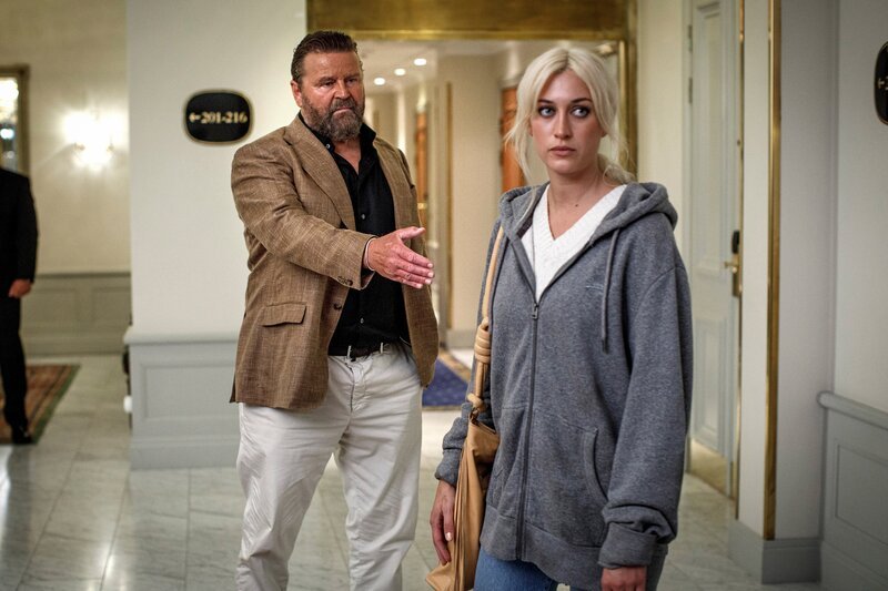 Aksel will mit Bea ins Geschäft kommen. (v.l.n.r. Peter Gantzler, Julia Ragnarsson). – Bild: WDR/​FLX and All3Media International