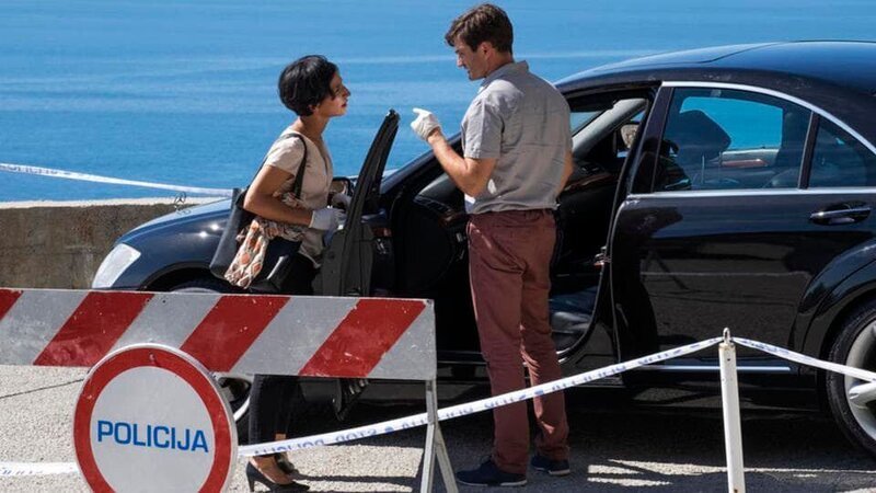 Branka Marić (Neda Rahmanian) und ihr Kollege Emil Perica (Lenn Kudrjawizki) ermitteln in einer Familientragödie. – Bild: ARD Degeto/​Erika Hauri