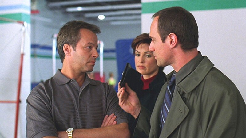 Eine junge Turnerin wird schwer misshandelt und tot aufgefunden. Detective Olivia Benson (Mariska Hargitay) und Detective Elliot Stabler (Christopher Meloni, r.) befragen zunächst Ilya Korska (Philip Casnoff), den strengen und barschen Trainer des Mädchens. – Bild: RTL NITRO