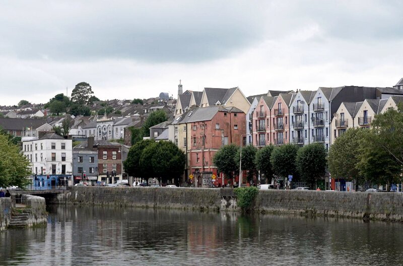 Zu Beginn des 19. Jahrhunderts erlebte Irland einen regelrechten Whiskey-Boom. Angesichts vom Rausch befeuerter Ausschweifungen lancierte die Kirche eine Gegenbewegung, die Mäßigung propagierte. – Bild: ARTE F /​ Elephant Doc