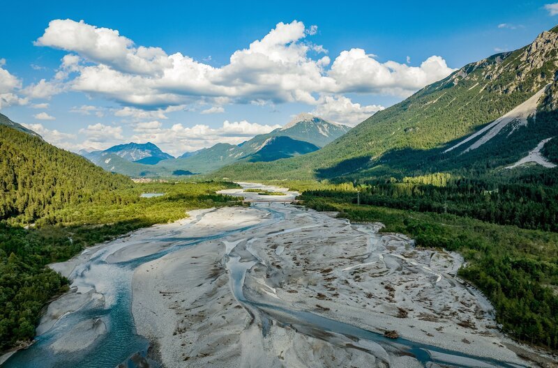 Der Lech im Tiroler Lechtal; SWR EXPEDITION IN DIE HEIMAT, „Wilder Fluss in Tirol“, am Freitag (11.10.24) um 20:15 Uhr im SWR. Der Lech im Tiroler Lechtal © SWR/​Lechtal Tourismus, honorarfrei – Verwendung gemäß der AGB im engen inhaltlichen, redaktionellen Zusammenhang mit genannter SWR-Sendung bei Nennung „Bild: SWR/​Lechtal Tourismus“ (S2+). SWR Presse/​Bildkommunikation, Baden-Baden, Tel: 07221/​929⁠–⁠26868, foto@swr.de – Bild: SWR/​Lechtal Tourismus