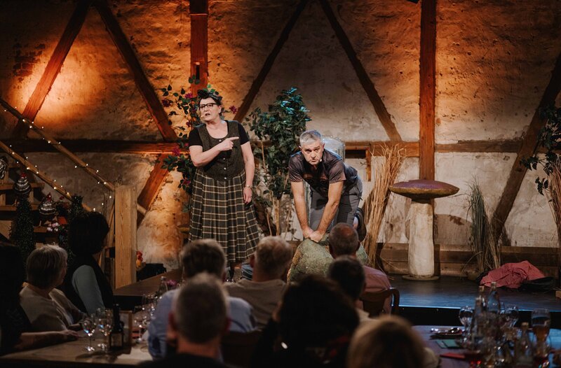 v.r.n.l.: Alois Gscheidle (Marcus Neuweiler) macht sich vor seiner Frau Elsbeth (Birgit Pfeiffer /​ Die Gscheidles) buchstäblich zum Affen. – Bild: SWR/​Ronny Zimmermann