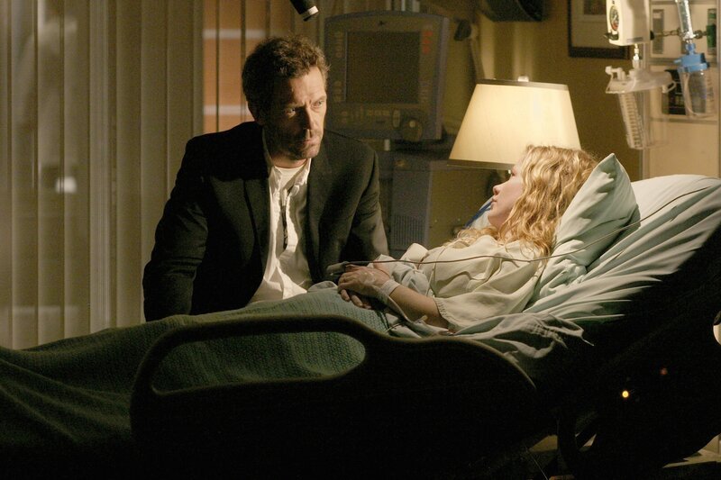 Nachdem Kara Mason (Hillary Tuck, r.) in der Badewanne einen Krampfanfall erlitten hat, bei dem sie nahezu ihren Säugling ertränkt hat, kümmert sich Dr. Gregory House (Hugh Laurie, l.) um sie. – Bild: FOX BROADCASTING COMPNAY
