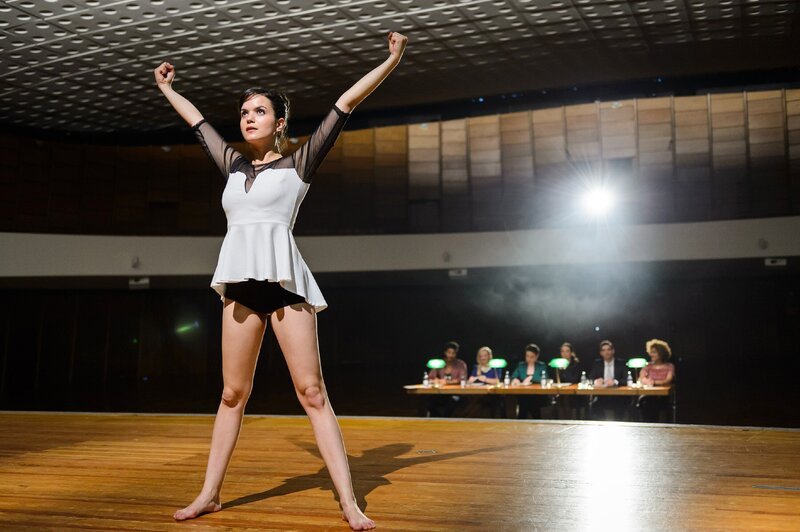 Larissa (Naima Fehrenbacher) zeigt beim Vortanzen im Steinkamp-Theater eine souveräne Leistung und überzeugt die kritische Jury. – Bild: RTL /​ Willi Weber