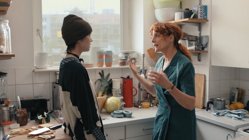 Elli (Lea Drinda, l.) und ihre Mutter Ina (Anne Ratte-Polle, r.) sind verschiedener Meinung. – Bild: Matan Radin /​ ZDF