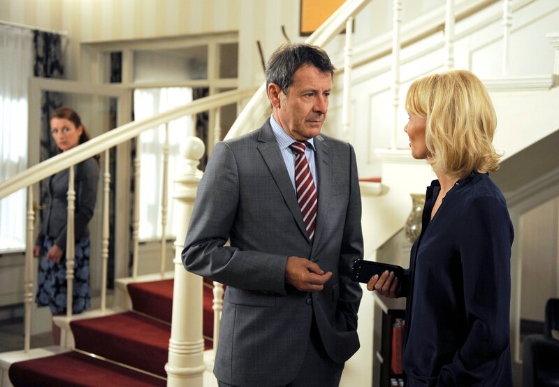 Carla (Maria Fuchs, l.) vermutet, dass sich zwischen Gunter (Hermann Toelcke, M.) und Esther (Bettina Ratschew, r.) eine Liaison anbahnt. – Bild: ARD/​Nicole Manthey