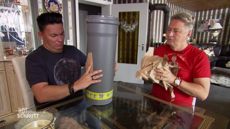 Matthias Mangiapane (l.) und Hubert Fella testen „Biersafe“ – Bild: RTL /​ Folge W_51