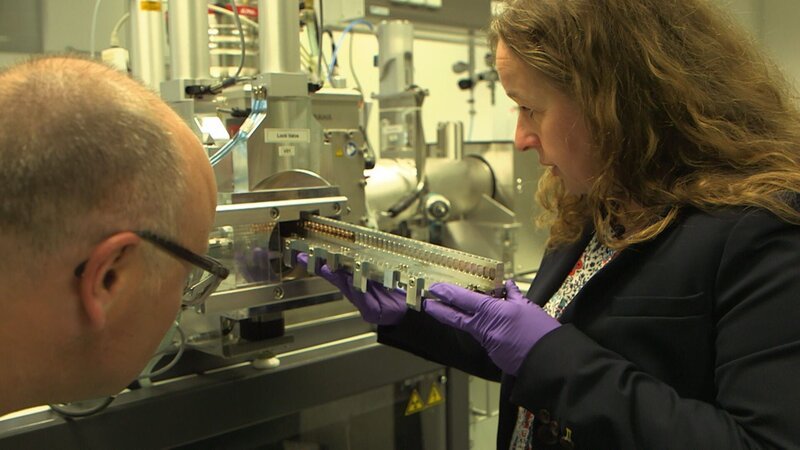 Die Geowissenschaftlerin Gesine Mollenhauer präsentiert Karsten Schwanke am Alfred-Wegener-Institut für Polar- und Meeresforschung (AWI) die sogenannte C-14-Methode. Sie hilft bei der Datierung von organischem Probenmaterial, zum Beispiel aus der Tiefsee, erklärt die Geowissenschaftlerin. – Bild: BR/​Maximilian Schecker