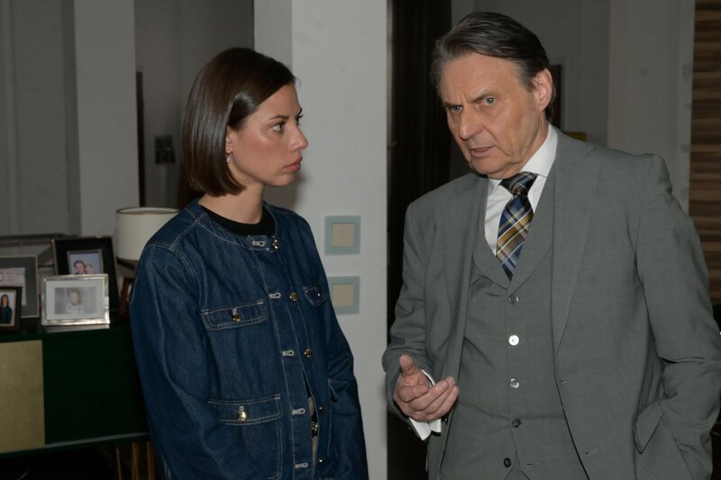 Gerner (Wolfgang Bahro) und Matilda (Anna-Katharina Fecher) haben ein Problem mit den Protestaktionen für den Jugendclub. – Bild: RTL