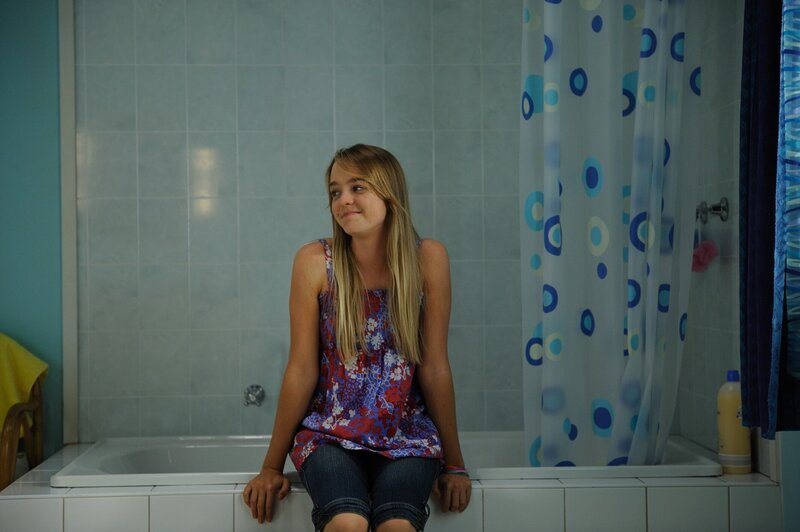 Cleo und Kim sollen ihr Badezimmer mit der neuen Stiefmutter teilen. Das sieht Kim (Cleo Massey) nicht ein und blockiert das Bad. – Bild: ZDF/​Jasin Boland