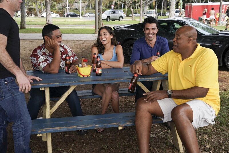 L-R: Danny „Danno“ Williams (Scott Caan), Junior Reigns (Beulah Koale), Tani Rey (Meaghan Rath), Adam Noshimuri (Ian Anthony Dale), Lou Grover (Chi McBride) – Bild: 2019 CBS Broadcasting, Inc. All Rights Reserved /​ Karen Neal Lizenzbild frei