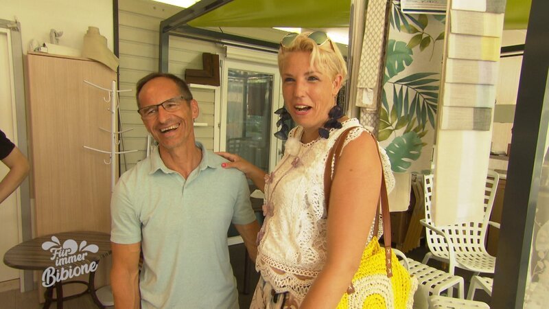 Birgit (r.) mit einem Fischermann – Bild: ATV