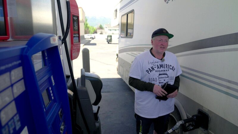 Kanada: Auf den ersten 1.500 Kilometern in ihrem Wohnmobil stößt die Familie von Joey und Tanja Kelly auf Geldprobleme, einen leeren Tank und neugierige Bären in der Umgebung – keine idealen Bedingungen für eine fröhliche Fahrt. – Bild: RTLZWEI