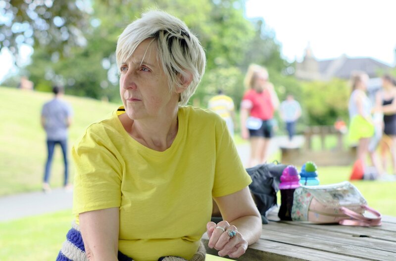 Bens Mutter Linda (Julie Hesmondhalgh) kümmert sich aufopfernd um ihn und die Kinder und wünscht sich nichts sehnlicher, als dass sie wieder glücklich werden. – Bild: ITV Studios /​All rights reserved