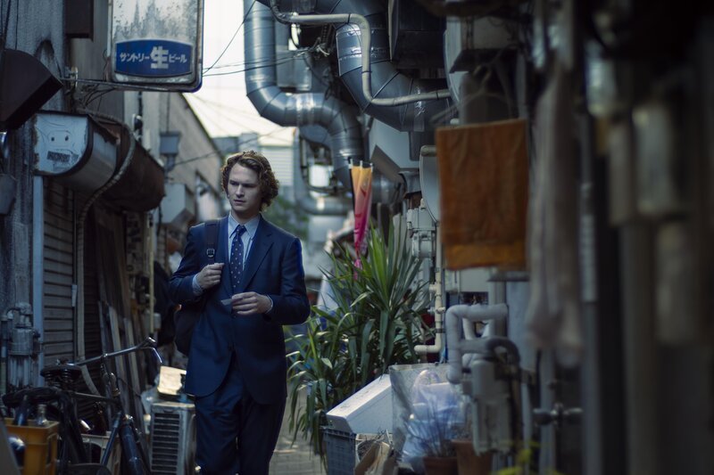 Jake Adelstein (Ansel Elgort) – Bild: Tokyo Rock, LLC