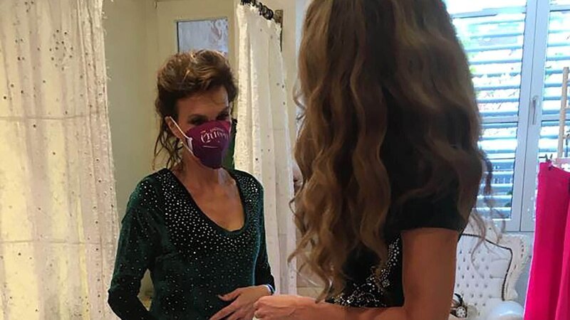 Kandidatin Stephanie (r.) und Shoppingbegleitung Katrin. – Bild: RTL /​ Constantin Ent.