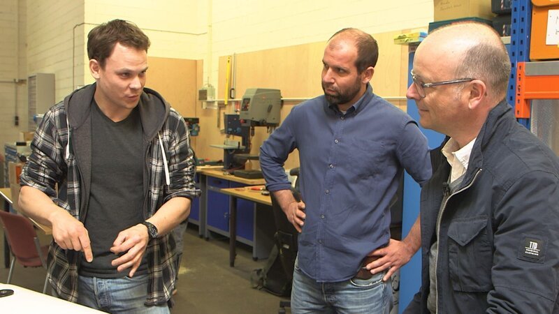 Modernste Messgeräte werden in Bremerhaven auf ihren Einsatz im schmelzenden Eis der Arktis vorbereitet. Der Meereisphysiker Thomas Krumpen (Mitte) vom Alfred-Wegener-Institut für Polar- und Meeresforschung (AWI) in Bremerhaven mit Wissenschaftsjournalist und Meteorologe Karsten Schwanke (rechts) im Gespräch mit einem Mitarbeiter (links). – Bild: BR/​Maximilian Schecker