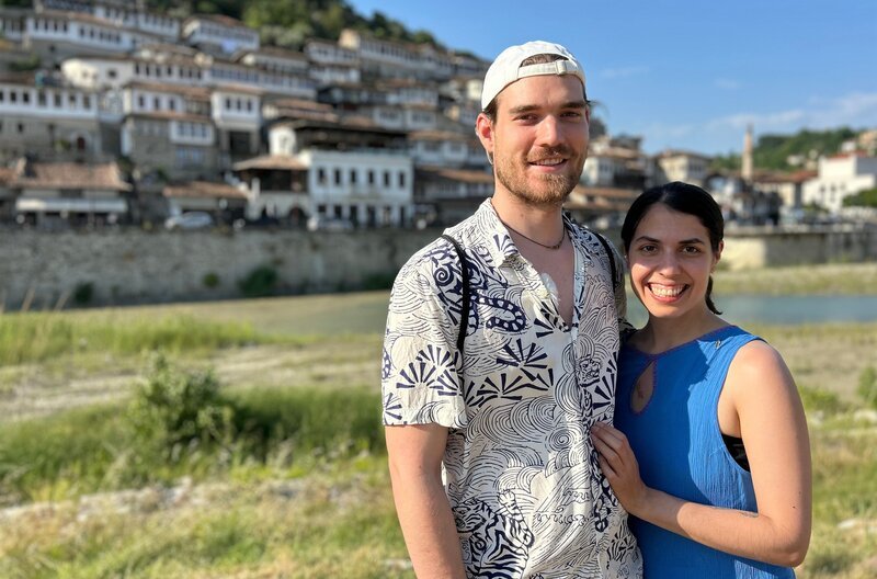 Sascha (l) und Isabel vor Berat, der Stadt der 1000 Fenster. – Bild: WDR/​sagamedia GmbH
