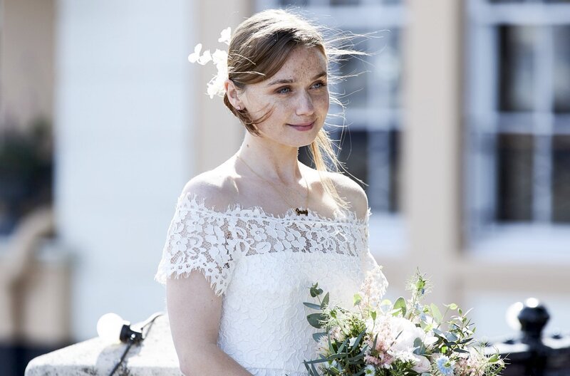Emma (Jessica Barden) auf dem Weg zum Traualtar. Aber ist sie wirklich schon bereit dazu? – Bild: ITV Studios All rights reserved