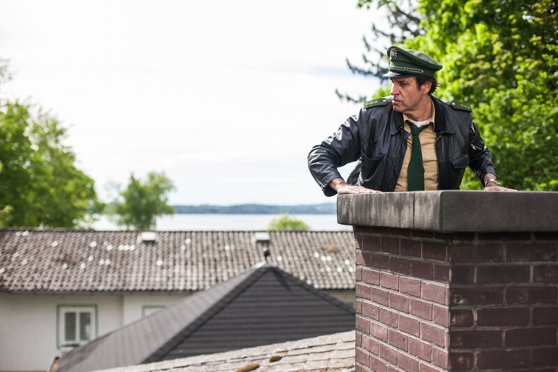 Staller (Helmfried von Lüttichau) entdeckt im Schornstein eine Leiche. – Bild: Leonine /​ Chris Hirschhäuser