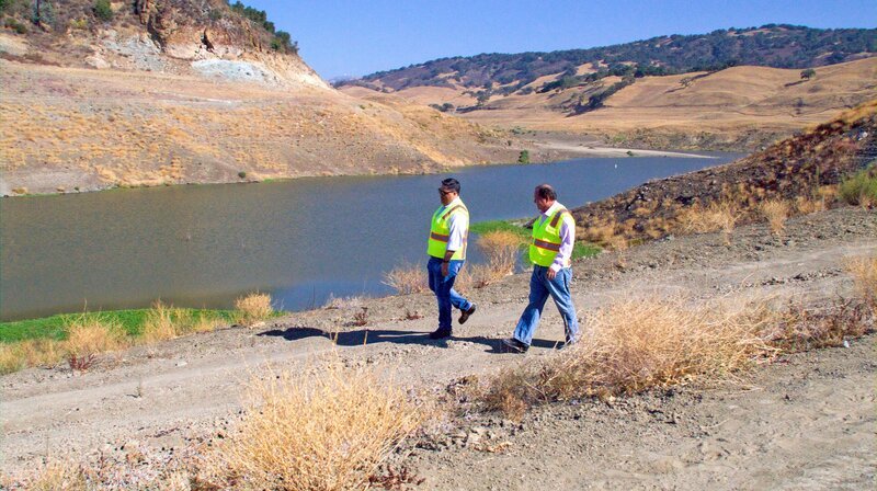 Gary Kremen, Vorstand von Valley Water, dem Wasserversorger von Silicon Valley, begutachtet ein fast leeres Wasserreservoir. – Bild: BR/​SWR/​diwafilm