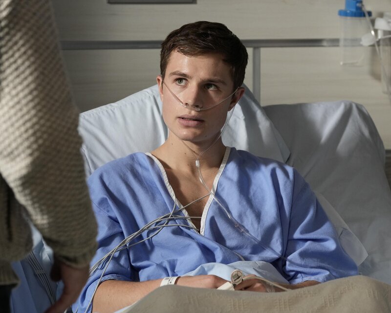 Nachdem Nolans Sohn Henry (Zayne Emory) zusammengebrochen ist, wird er im städtischen Krankenhaus behandelt. Wegen seiner Erkrankung muss er eine schwere Entscheidung treffen, doch ihm läuft die Zeit davon. – Bild: FOXBURG FINANCING 2, LLC AND ABC SIGNATURE