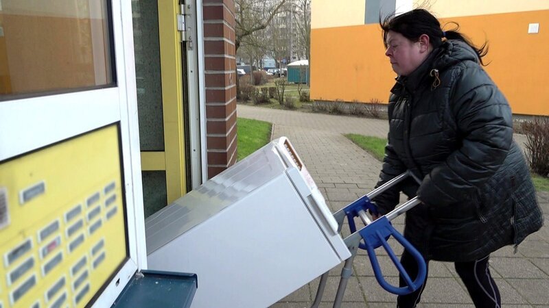 Pamela konnte sich eine günstige Waschmaschine ergattern. – Bild: RTLZWEI – Recht zum Abdruck/​Darstellung zeitlich/​sachlich beschränkt auf die Bewerbung der Sendung