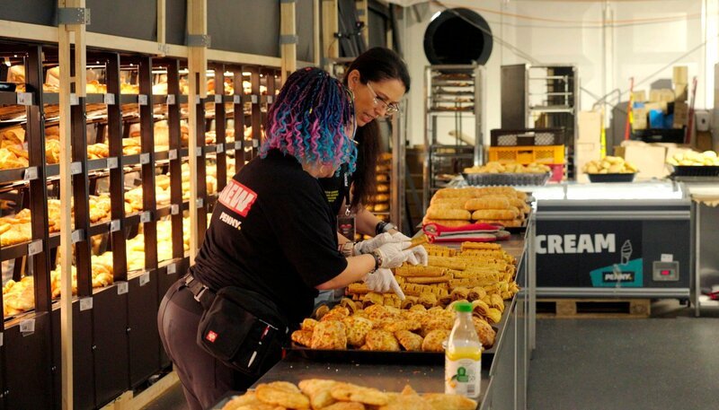 Mitarbeiterinnen bereiten neue Backwaren im Penny-Store vor. – Bild: WDR/​MoveMe