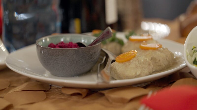Zum Jüdischen Neujahrsfest im Herbst kommen Spezialitäten wie der „Gefilte Fisch“ auf den Teller. – Bild: ZDF und ORF/​Neulandfilm