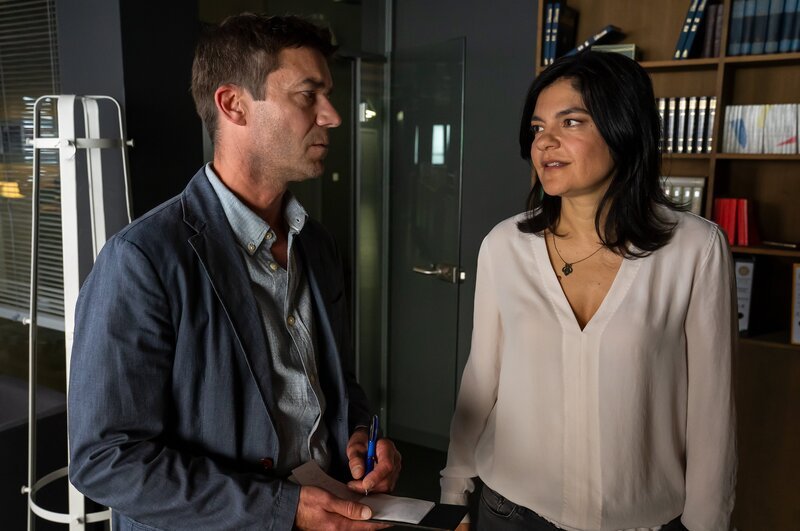 Mina (Jasmin Tabatabai) ist für den Public Aid Award nominiert. Deshalb möchte der Journalist Mick Rothenburg (Thomas Scharff) ein Interview mit ihr. – Bild: Oliver Feist /​ ZDF und Oliver Feist