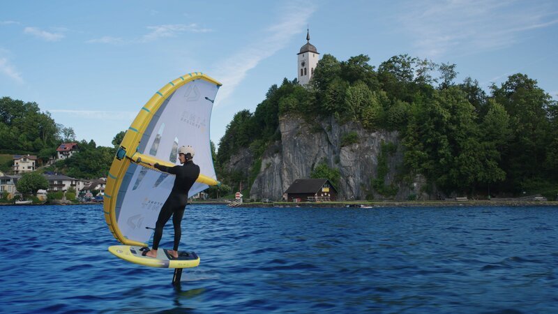 Stefan Spießberger beim Wingfoilen am Traunsee – Bild: ServusTV /​ Mediavilm /​ www.redbullmediahouse.com
