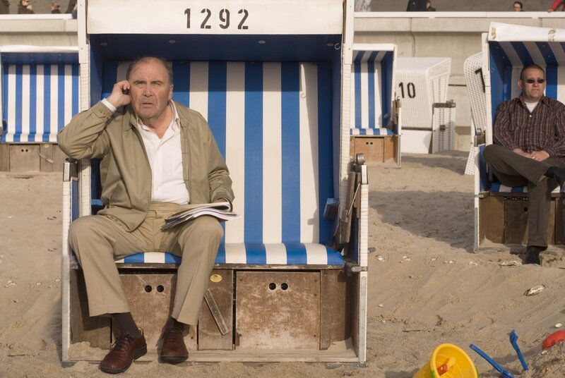 Heinz (Lambert Hamel) macht sich Sorgen um seine kleine Schwester Inge. Diese ist nämlich überraschend auf Sylt aufgetaucht, und auch noch ohne ihren Mann Walter. Was sie wohl allein auf der Insel vorhat? – Bild: gordon timpen /​ ZDF und gordon timpen