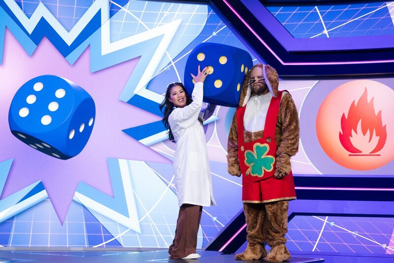 Mai Thi Nguyen-Kim moderiert in ihrer unvergleichlichen Weise die „MAITHINK X – Die Show“. In dieser  Sendung beschäftigt sie sich mit dem Placeboeffekt. – Bild: ben knabe /​ ZDF