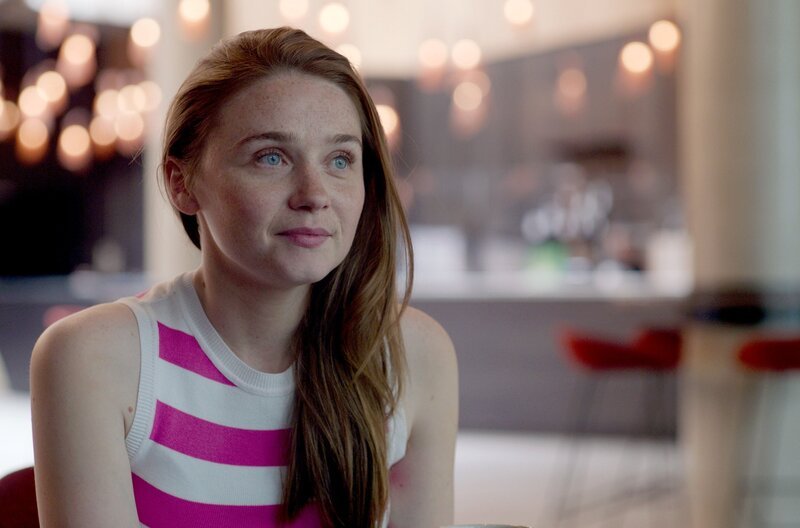 Die junge Schauspielerin Emma Lyttleton (Jessica Barden) kann ihren ersten Bühnenerfolg feiern. – Bild: ITV Studios /​All rights reserved