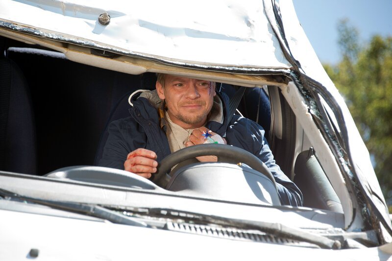 Axel (Christoph von Friedl) ist mit seinem Auto abgestürzt und hängt fest. – Bild: ORF/​ZDF/​Thomas R. Schumann