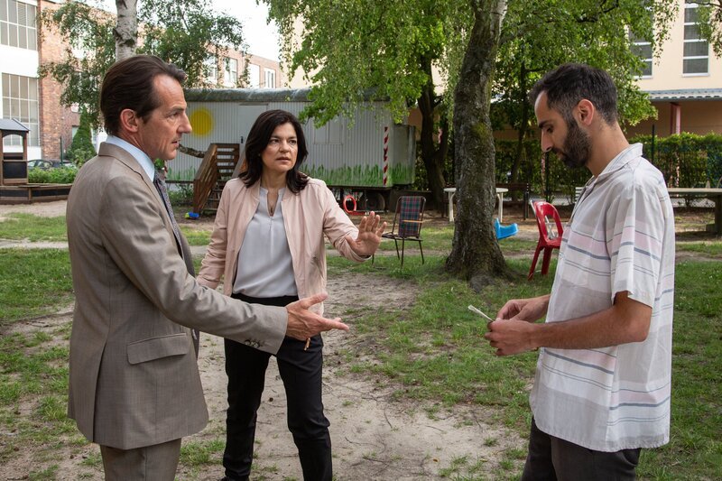 Radek (Hans-Werner Meyer, l.) und Mina (Jasmin Tabatabai) überraschen Mostafa (Hadi Khanjanpour, r.) nach seinem Gespräch mit Sabine und möchten von ihm wissen, um was es darin ging. – Bild: Delia Woehlert /​ ZDF und Delia Woehlert