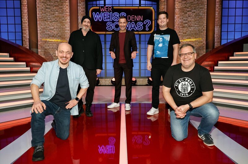 Moderator Kai Pflaume (M.) und seine Rateteam-Kapitäne Bernhard Hoëcker (l.) und Elton (r.) begrüßen in dieser Sendung den Schriftsteller und Kabarettist Torsten Sträter (2.v.l.) und den Komiker Chris Tall (2.v.r.). – Bild: ARD/​Morris Mac Matzen