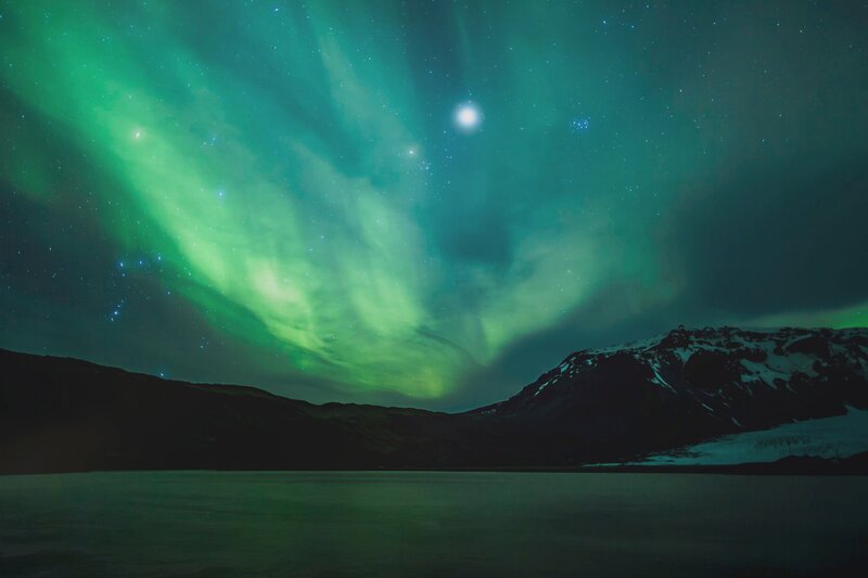 Polarlichter über einem Gletschersee – Bild: jamenpercy/​Pond5