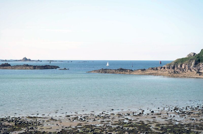 Schriftsteller Michel Le Bris erzählt von Abenteuern in seiner Heimat, der Bretagne. In Morlaix entdeckt er den Glanz einer alten Handelsstadt wieder. – Bild: Elephant Doc