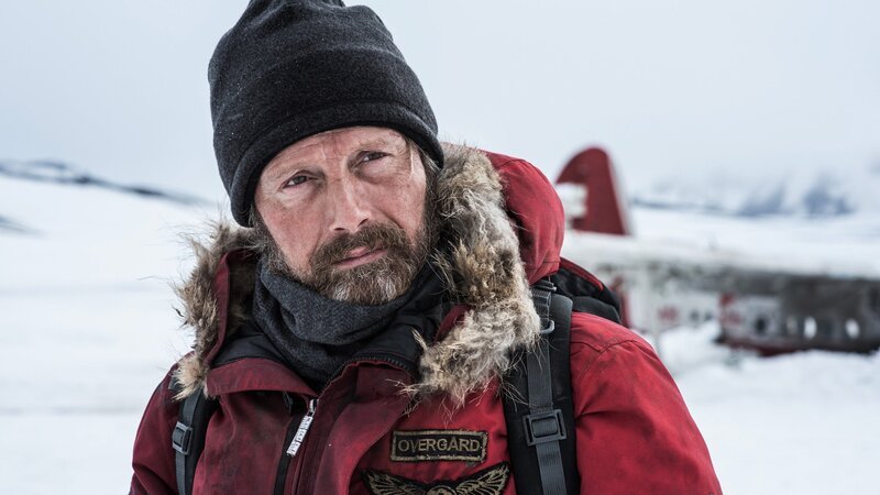 Allein im ewigen Eis: Mads Mikkelsen als Overgård – Bild: SRF/Arctic The Movie, LLC. Allein im ewigen Eis: Mads Mikkelsen als Overgård – Bild: SRF/Arctic The Movie, LLC.
