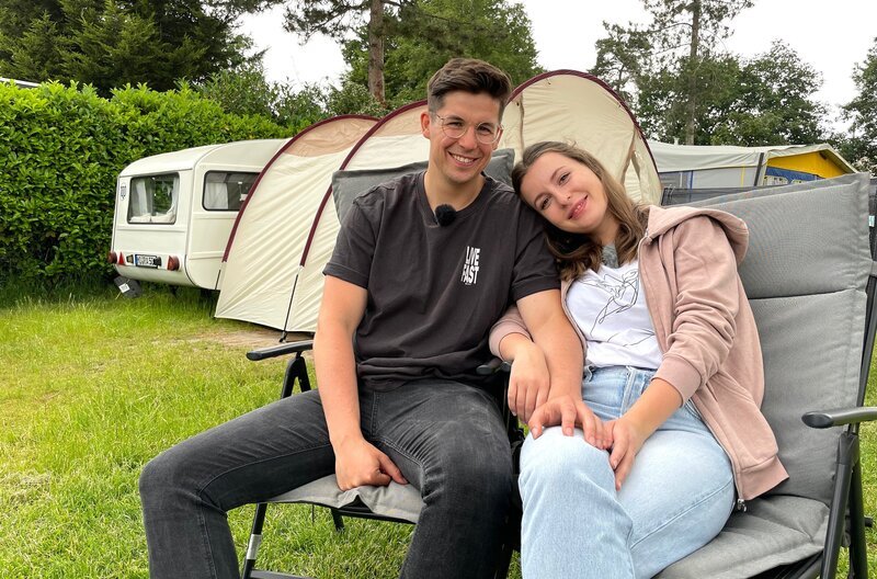 Rabea Kroppen (r) und Yannik Pieper aus Moers auf dem Campingpatz Leukermeer. – Bild: WDR/​sagamedia/​Liliane Mofti