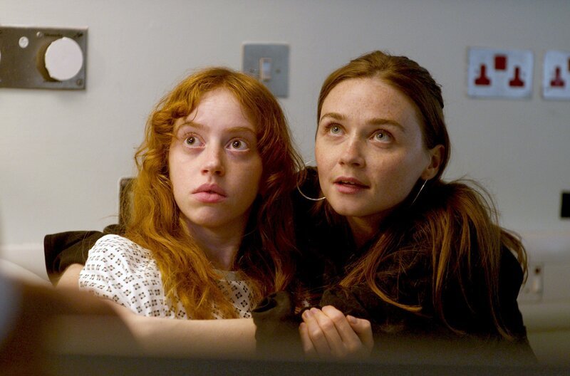 Emma (Jessica Barden, re.) steht ihrer Schwester Joey (Lily Newmark, li.) bei, als sie im Krankenhaus eine erschütternde Diagnose erhält. – Bild: ITV Studios All rights reserved