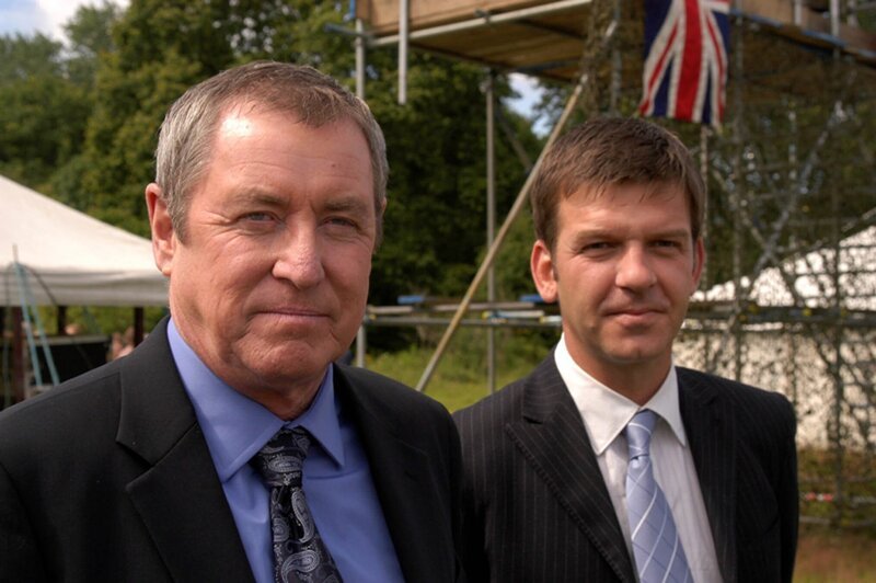 DCI Tom Barnaby (John Nettles, l.) und DS Ben Jones (Jason Hughes, r.). – Bild: ZDFneo