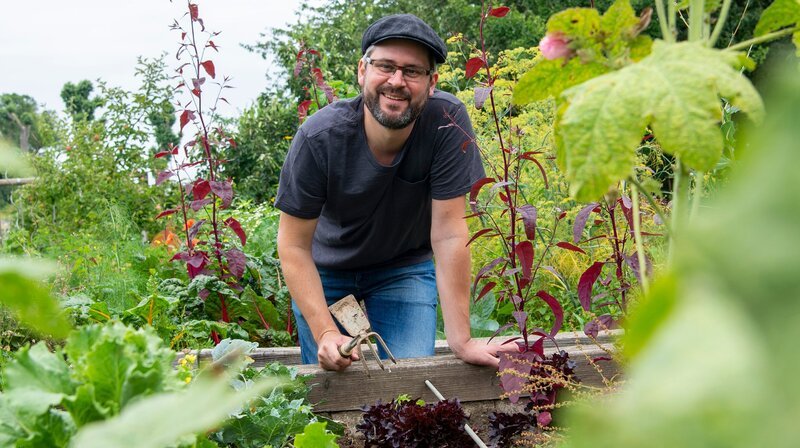 Gastgeber Thomas Deckert hat für sich und seine Familie in Düsseldorf einen wilden Natur- und Selbstversorgergarten angelegt. – Bild: WDR/​Melanie Grande
