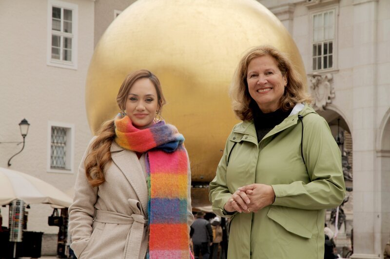 Sasa Schwarzjirg mit Ines Reichl de Hoogh, sie kennt die Stadt und die ausgestellte Kunst wie keine andere. – Bild: ORF/TVfriends Sasa Schwarzjirg mit Ines Reichl de Hoogh, sie kennt die Stadt und die ausgestellte Kunst wie keine andere. – Bild: ORF/TVfriends