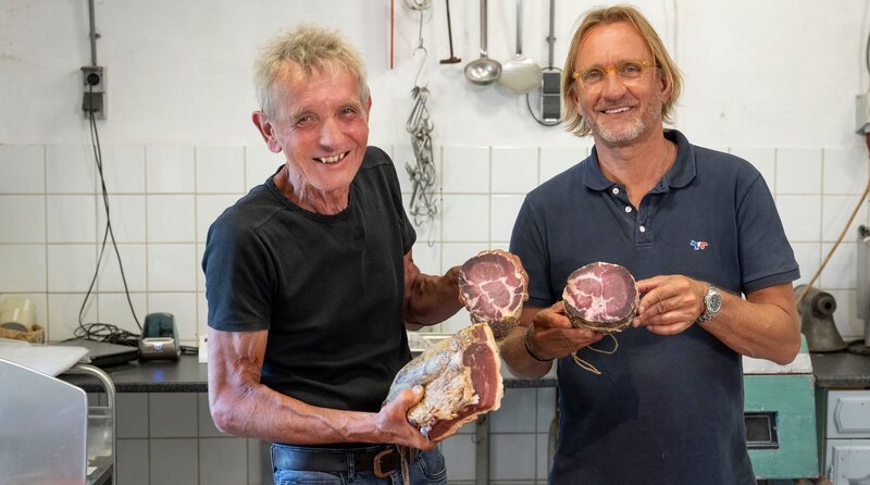 Frank Buchholz (r) zweite Station ist eine kleine tierfreundliche Schweinefarm in Echtenerbrug wo er Landwirt Jaap Frerichs (l) trifft. – Bild: WDR/​Melanie Grande /​ WDR Kommunikation/​Redaktion Bild