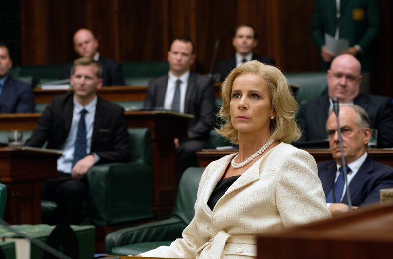 Premierministerin Rachel Anderson (Rachel Griffiths) ist schockiert: Ein erneutes Misstrauensvotum gegen sie droht ihre Regierung zu zerstören. – Bild: John Platt Photography